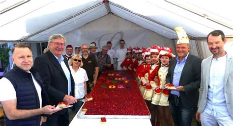 Sport Spiel Spannung Und Ein Riesenerdbeerkuchen