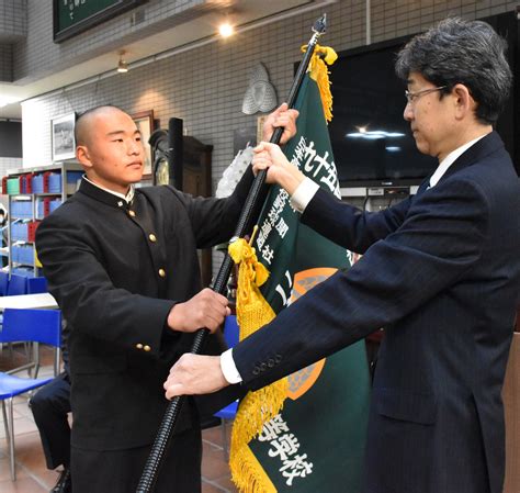 センバツ高校野球 「一戦必勝」健闘誓う 深緑の「旗」、二松学舎大付に ／東京（センバツlive！） Yahooニュース