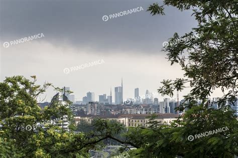 Lo Skyline Tra Gli Alberi Della Montagnetta Di San Siro Skyline