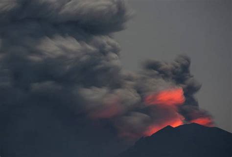 Gunung Berapi Di Timur Indonesia Meletus Muntahkan Debu Dan Asap