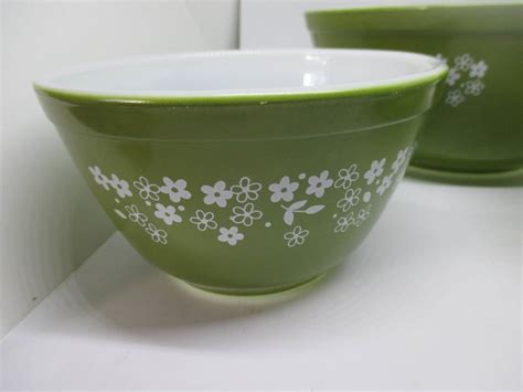 1980s Green Floral Pyrex Set Of 3 Mixing Bowls 2 Shades Of Green