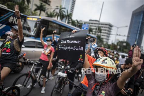 Aksi Gowes For Democracy Kecam Kudeta Myanmar Republika Online