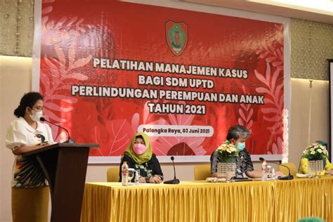 Kepala Dinas P3appkb Kalteng Membuka Pelatihan Manajemen Kasus Bagi Sdm