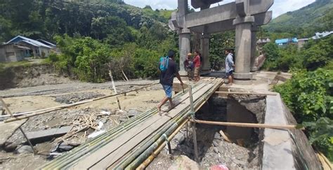 Jembatan Gantung Di Desa Bambasiang Parimo Nyaris Putus Akibat Banjir