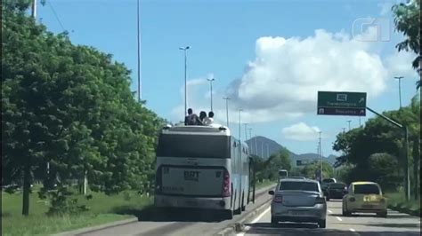 Vídeo Passageiros São Flagrados Na Barra Viajando No Teto Do Brt Rio