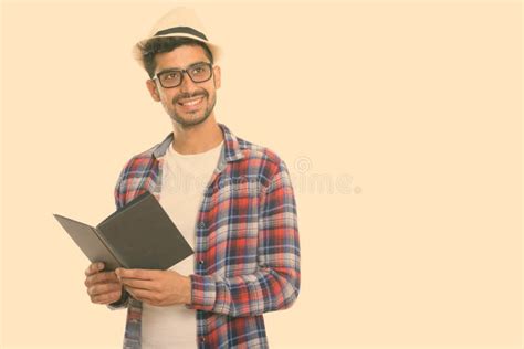 Imagen De Estudio De Un Joven Persa Feliz Sonriendo Mientras Sostiene