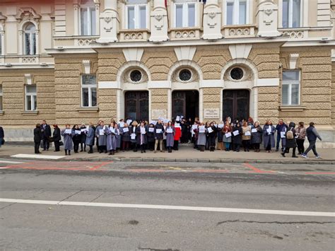 Grefierii Din Bihor Au Intrat In Protest Pe Termen Nelimitat Participa