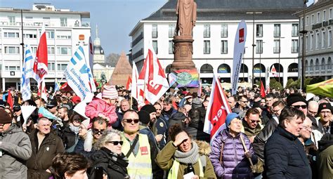 Streiks In Karlsruhe Treffen Schwimmb Der Krankenh User Und Pnv