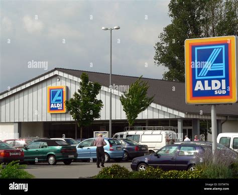 Das Bild Zeigt Einen Parkplatz Vor Einer Filiale Des Supermarkt