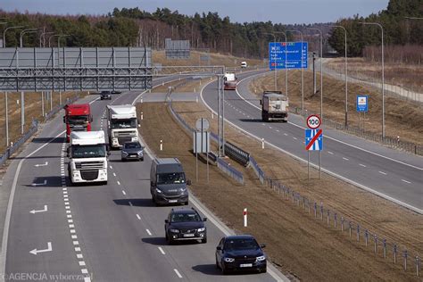 Jak wyprzedzać na autostradzie Czy można robić to prawym pasem