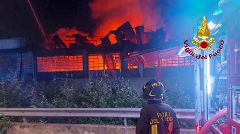 Padova Maxi Incendio In Una Pelletteria Distrutto Il Capannone