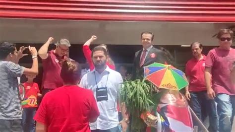 Marília Arraes candidata ao governo de Pernambuco vota no Recife 30