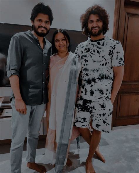 Pin by 𝐍𝐞𝐞𝐭𝐡𝐮🕊 on vijay devarakonda | Actor picture, Long hair styles ...