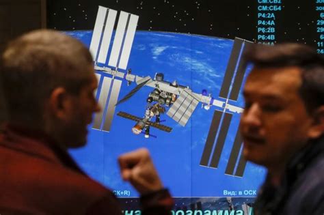 Russian Soyuz With 2 Cosmonauts Us Astronaut Docks At Intl Space