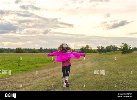 Kind läuft in arme Fotos und Bildmaterial in hoher Auflösung Alamy