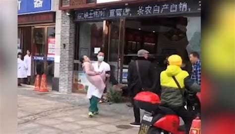 湖北宜昌一suv冲进路边门店 围观市民大喊：“快走开”凤凰网湖北 凤凰网