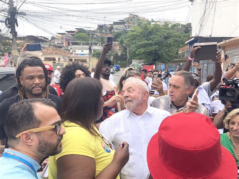 CHOQUEI on Twitter AGORA Lula da Silva chega no Complexo do Alemão