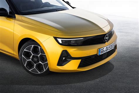 New Opel Astra hatchback debuts with 'Vizor' face and hybrid powertrains - CNET