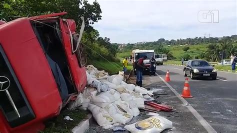 Motorista fica ferido após caminhão que dirigia tombar na BR 324 parte