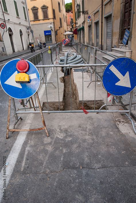 Cantiere Lavori In Corso Segnali Di Rifacimento Stradale Stock Photo