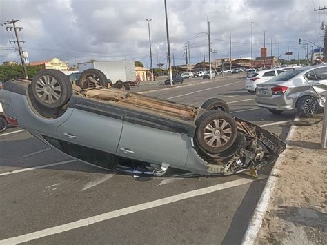 Carro Capota Ap S Colidir Outro Ve Culo Na Regi O Central Em