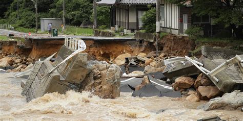 Pluies Torrentielles Au Japon Au Moins Mort