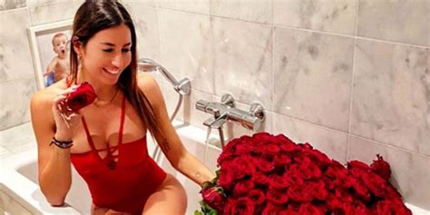 Elisabetta Gregoraci e le 300 rose rosse gossip scatenato chi è l