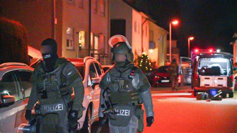 SEK Einsatz In Unterensingen In Wohnung Verschanzt Und Polizisten