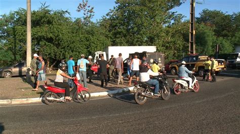 Motociclista morre ao colidir poste em rotatória na Avenida