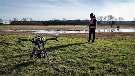 Red Drohne Berlin SKYNAMIC Close Range Aerial Filming