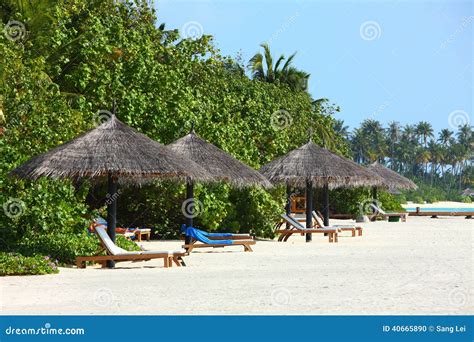 Parasol na Maldives plaży zdjęcie stock Obraz złożonej z atol 40665890