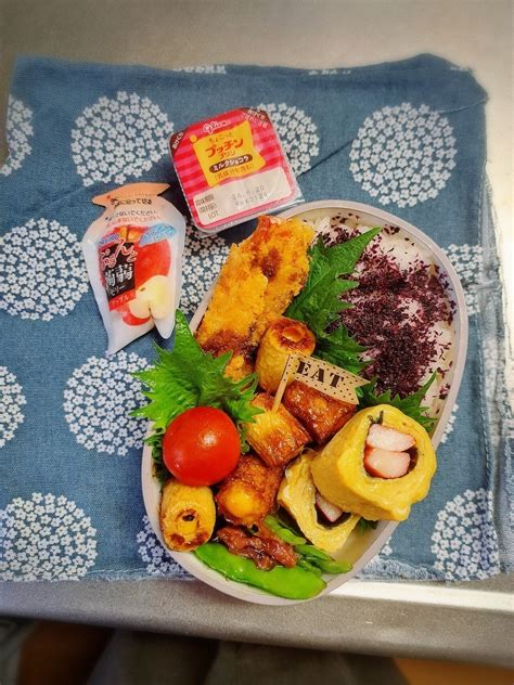 「お弁当記録」 今日のお弁当😋🍴🍱🎶 ゆかりご飯 カニカマと紫蘇のだし巻き玉子 エビフライ チーズちくわの甘辛炒め 絹さやの梅塩昆布和え ミニ