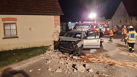 Betrunkener Autofahrer Rammt Hausmauer