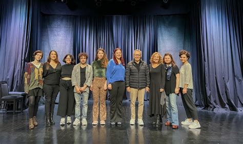 Z Lf Livaneli Nin Ilk Tiyatro Oyunu Duvar Stanbul Tiyatro Festivali