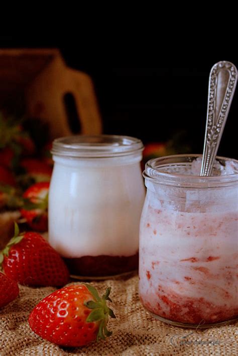 Yogurt Natural Casero Con Mermelada De Fresas