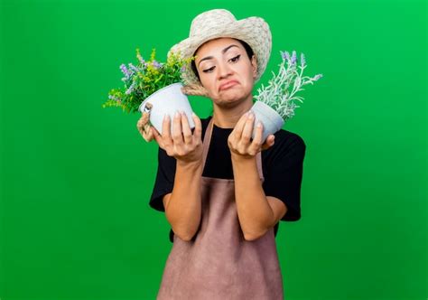 Jardinero De Mujer Hermosa Joven En Delantal Y Sombrero Sosteniendo