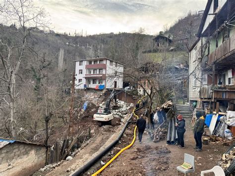 Heyelan nedeniyle yıkılma tehlikesi bulunan bina boşaltıldı Açıksöz