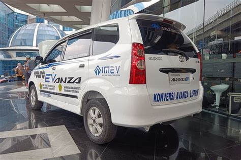 Foto Avanza Konversi Mobil Listrik Menarik Perhatian Bluebird