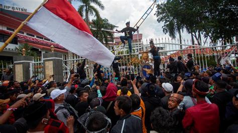 Ribuan Warga Pulau Rempang Dan Galang Batam Demo Tolak Relokasi Foto