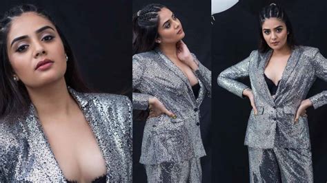 Anchor Sreemukhi Hot Photos శరమఖ పరవల వద సటసద కన అనన కనపచల రచచ News