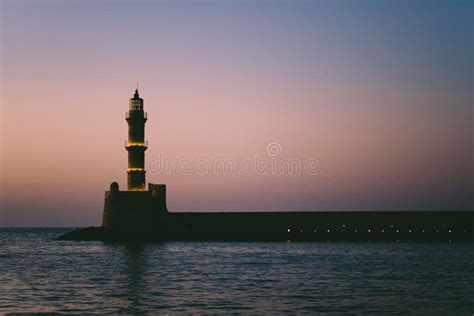 Silueta De Un Faro Al Atardecer En El Puerto Viejo De Chania Imagen