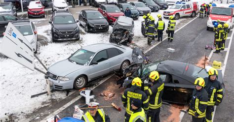 Drei Beteiligte Fahrzeuge Bei Schweren Verkehrsunfall