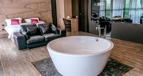 Is Er Een Verschil Tussen Een Jacuzzi Een Bubbelbad En Een Spa