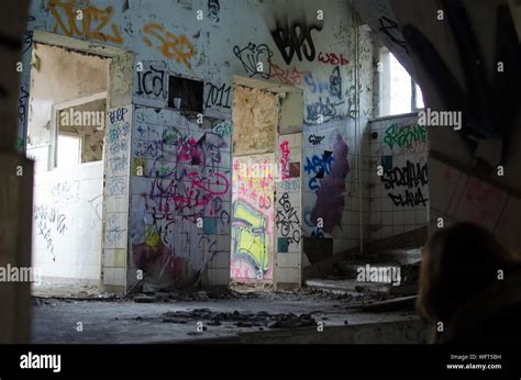 Graffiti In Abandoned Building Stock Photo - Alamy