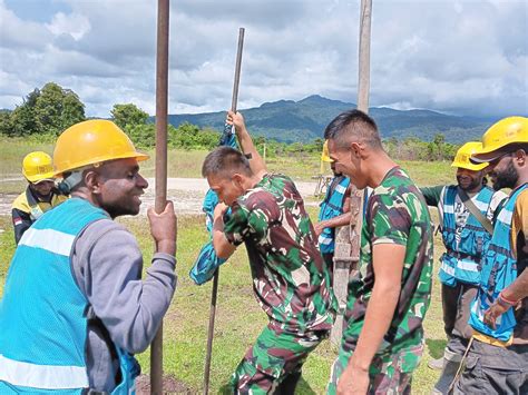 Satgas Yonif Raider 200 BN Bantu Pemasangan Tiang Listrik Obor Bangsa