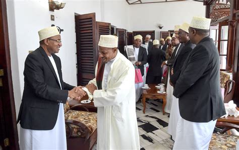 Rais Wa Zanzibar Alhajj Dk Hussein Ali Mwinyi Asalimiana Na Kuzungumza