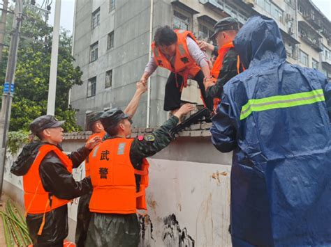 强降雨导致内涝险情 武警官兵紧急出动救援 新华网客户端