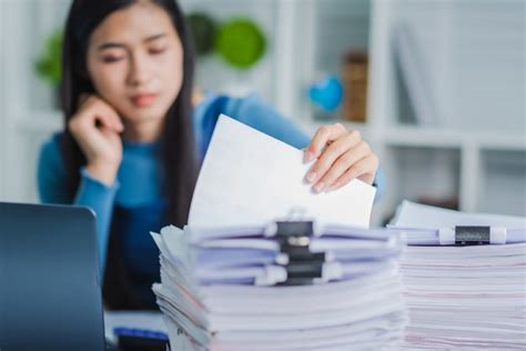 Las Manos De La Mujer Joven Del Empleado Que Comprueban La Pila De