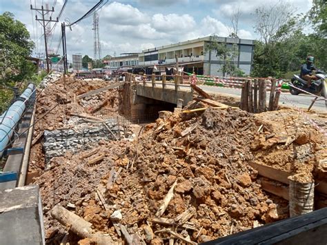 Proyek Pelebaran Jembatan Tebelian Bts Di Kota Sintang Diduga Kuat