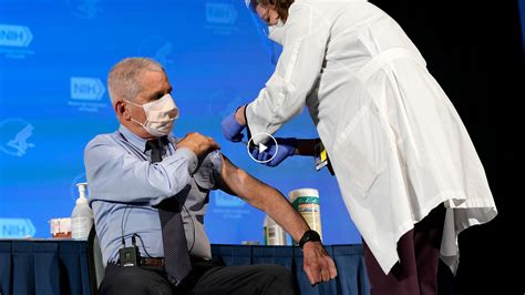 Top Us Health Officials Receive Coronavirus Vaccine On Camera The